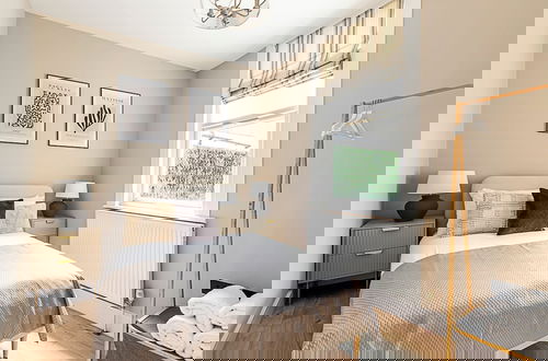 Photo 14 - Luxurious 3 Bed Flat With Patio and Garden
