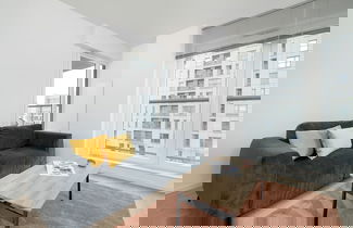 Foto 1 - Cozy Apartment With Parking by Renters