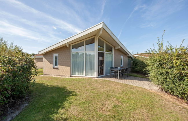 Bungalow by North Sea Beach With Private Garden - Foto 1