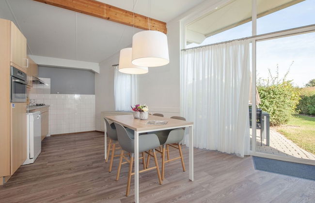 Bungalow by North Sea Beach With Private Garden - Foto 17