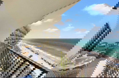Foto 20 - Beachfront Breeze by Avantstay Beachfront Condo