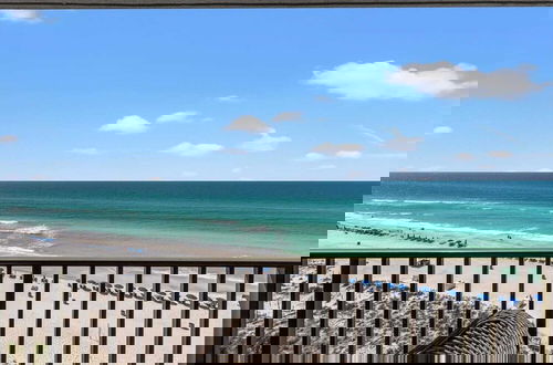 Foto 19 - Beachfront Breeze by Avantstay Beachfront Condo