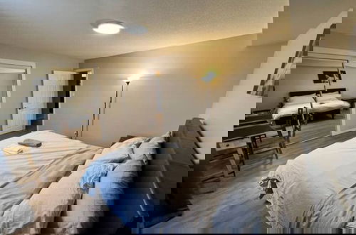 Photo 3 - Cozy 1 Bedroom Rental With Den Free Parking Close to University