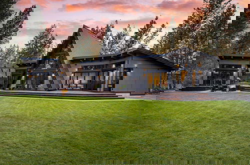 Foto 54 - Lazy River Glamp-house by Avantstay Newly Built, Luxe Indoor-outdoor Living