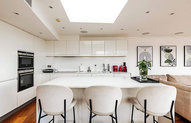 Modern Haven With Terrace View & Urban Charm - Foto 10