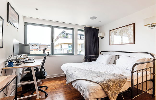 Modern Haven With Terrace View & Urban Charm - Foto 7
