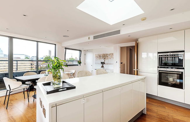 Modern Haven With Terrace View & Urban Charm - Foto 12