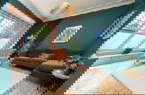 Foto 29 - Chic and Colourful Family Home by Underthedoormat