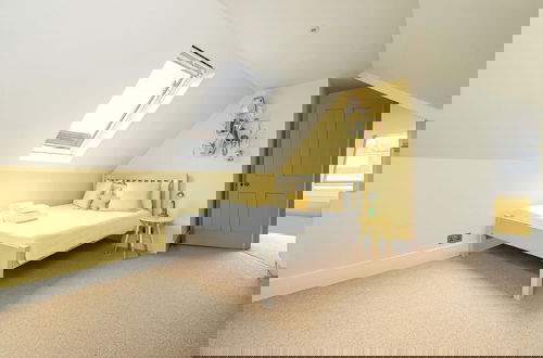 Foto 19 - Chic and Colourful Family Home by Underthedoormat