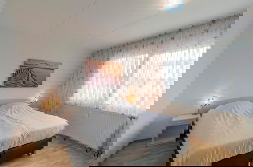 Foto 4 - Cozy Apartment With Balcony