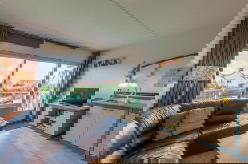 Foto 8 - Cozy Apartment With Balcony