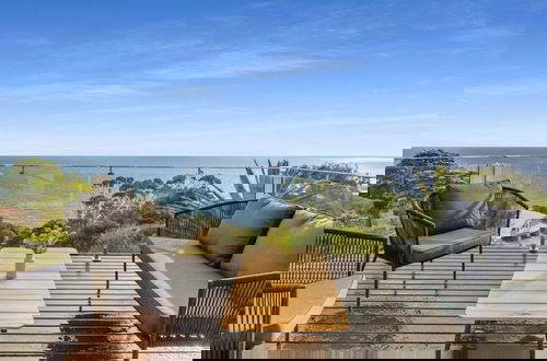 Foto 5 - Clifftop Luxury With Spectacular Ocean Views