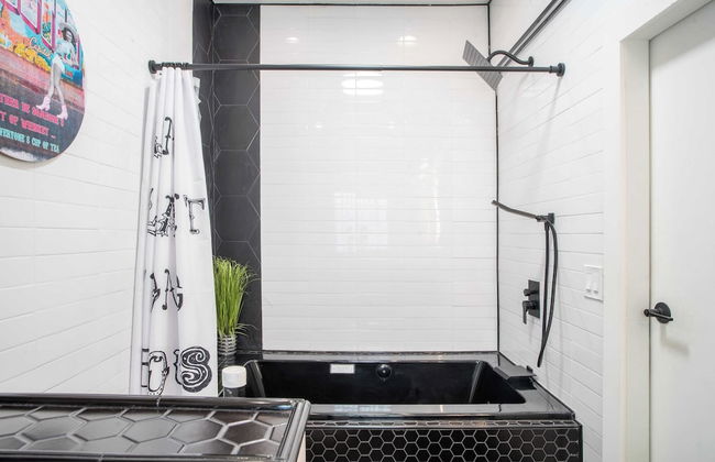 Lamar Suites by Avantstay 2 Homes w/ Shared Pool - Foto 10