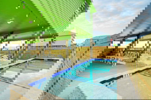 Photo 38 - Priv Pool, Covered Patio Lounge w/ Bar, Sunset Views Green Gecko by Avantstay