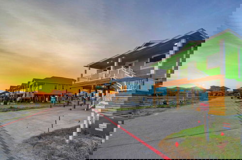 Photo 49 - Priv Pool, Covered Patio Lounge w/ Bar, Sunset Views Green Gecko by Avantstay