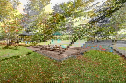 Foto 36 - Arrowhead Lake Retreat by Avantstay Shared Pool, Game Room, Firepit