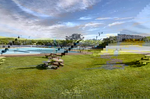 Foto 32 - Arrowhead Lake Retreat by Avantstay Shared Pool, Game Room, Firepit
