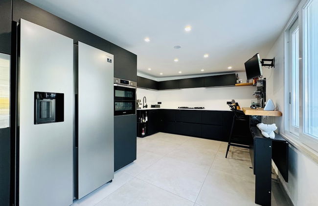 YourHome - AC Luxury House - Photo 18
