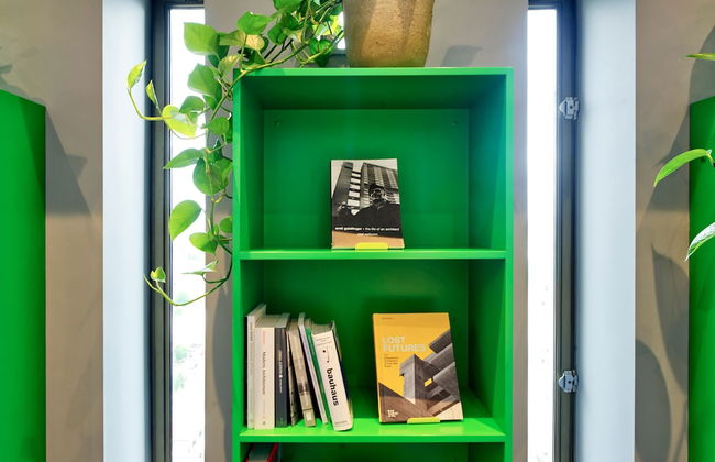 Elegant Two-bedroom Apartment in Vibrant Poplar - Photo 35