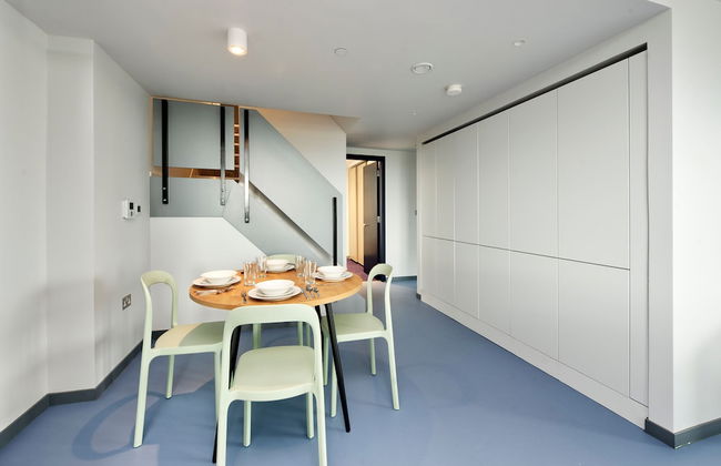 Elegant Two-bedroom Apartment in Vibrant Poplar - Photo 6