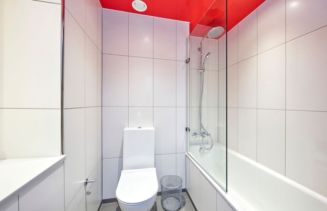 Elegant Two-bedroom Apartment in Vibrant Poplar - Photo 18