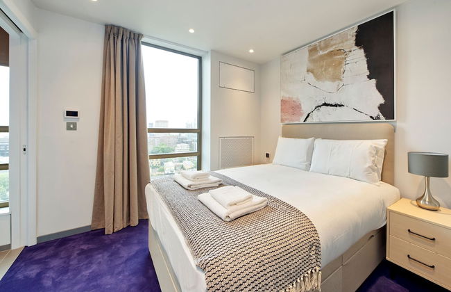 Elegant Two-bedroom Apartment in Vibrant Poplar - Photo 3