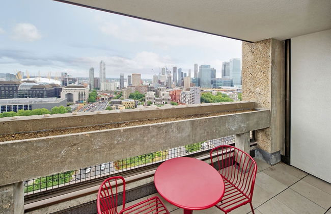 Elegant Two-bedroom Apartment in Vibrant Poplar - Photo 2