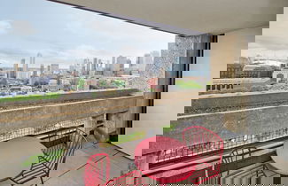 Foto 2 - Elegant Two-bedroom Apartment in Vibrant Poplar