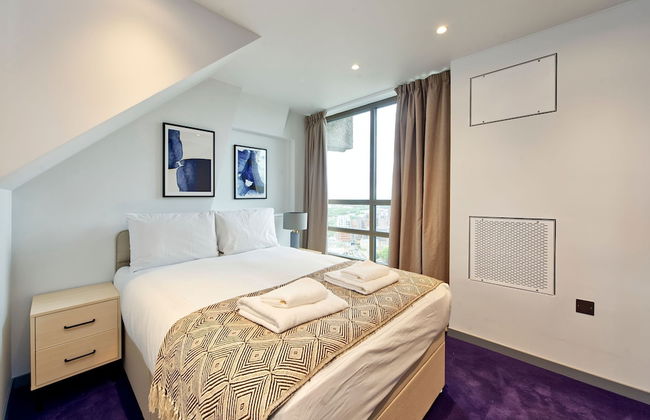 Elegant Two-bedroom Apartment in Vibrant Poplar - Photo 4