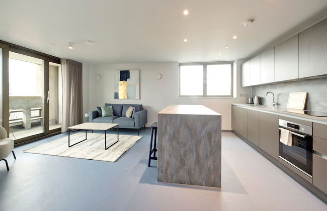 Elegant Two-bedroom Apartment in Vibrant Poplar - Photo 14