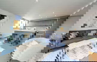 Foto 1 - Elegant Two-bedroom Apartment in Vibrant Poplar