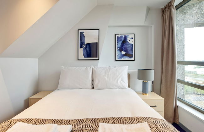 Elegant Two-bedroom Apartment in Vibrant Poplar - Photo 11