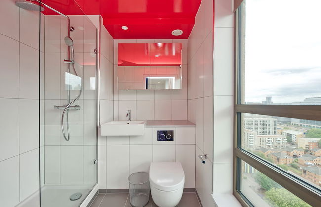 Elegant Two-bedroom Apartment in Vibrant Poplar - Photo 15