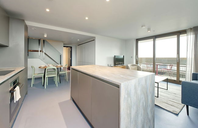 Elegant Two-bedroom Apartment in Vibrant Poplar - Photo 5