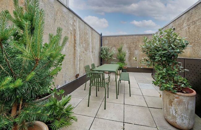 Elegant Two-bedroom Apartment in Vibrant Poplar - Photo 28