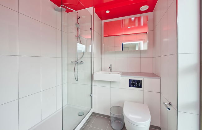 Elegant Two-bedroom Apartment in Vibrant Poplar - Photo 16