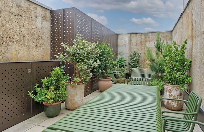 Elegant Two-bedroom Apartment in Vibrant Poplar - Photo 27