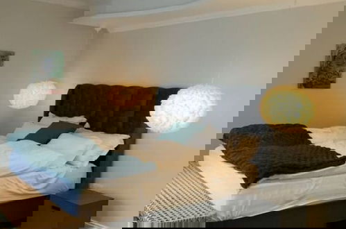 Photo 2 - Sunshine Modern Retreat