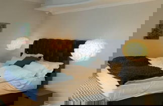 Photo 2 - Sunshine Modern Retreat