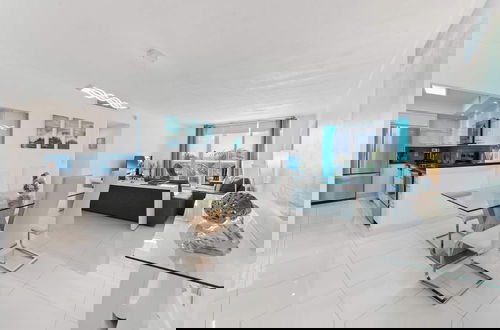Foto 17 - Ocean Wind Luxury Beachfront Condo With Pool & Gym