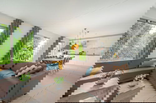 Foto 5 - Wellness Villa With Private Indoor Pool, on a Holiday Park in the Maasduinen