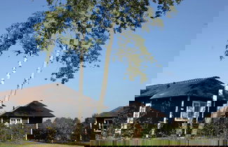 Foto 1 - Thatched Lodge With a Combination Microwave, at a Holiday Park in Twente