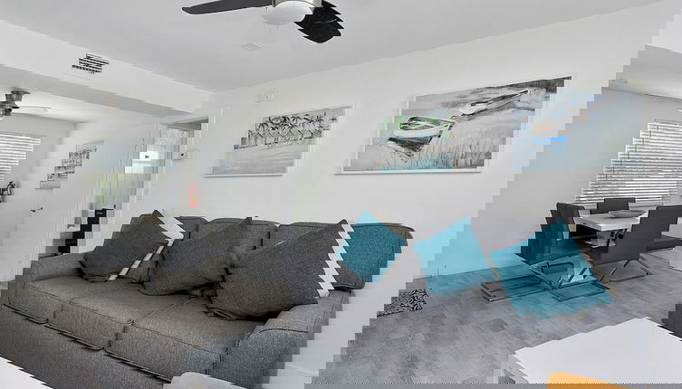 Foto 1 - ULTRA Modern Apt by the Beach