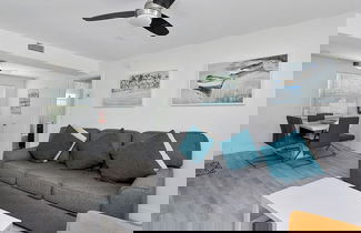 Foto 1 - ULTRA Modern Apt by the Beach