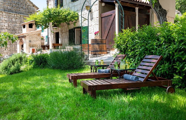 Authentic Stone House Lola - Photo 49