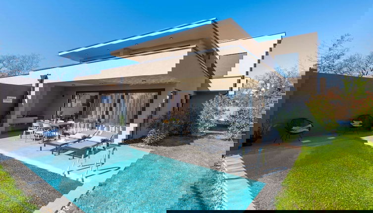 Foto 1 - Stylish Apartment With Private Swimming Pool