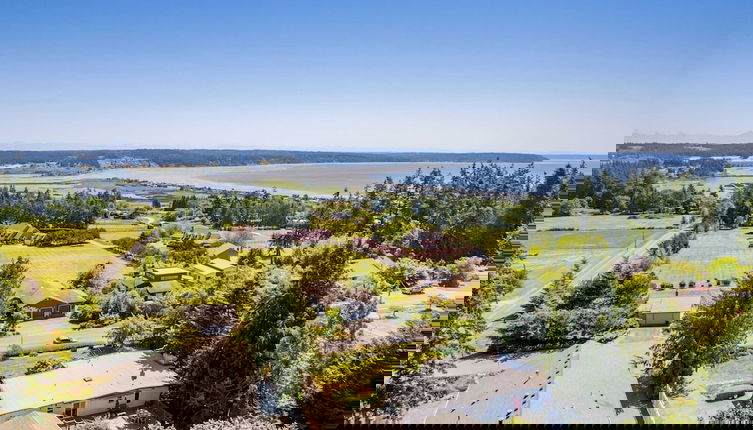 Photo 1 - Sunny Side Island Retreat by Avantstay Backyard