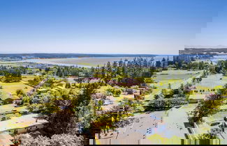 Foto 1 - Sunny Side Island Retreat by Avantstay Backyard