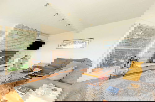 Foto 31 - Sunny Side Island Retreat by Avantstay Backyard