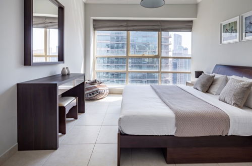 Photo 2 - Stylish + Bright 1BR With Dubai Marina Views